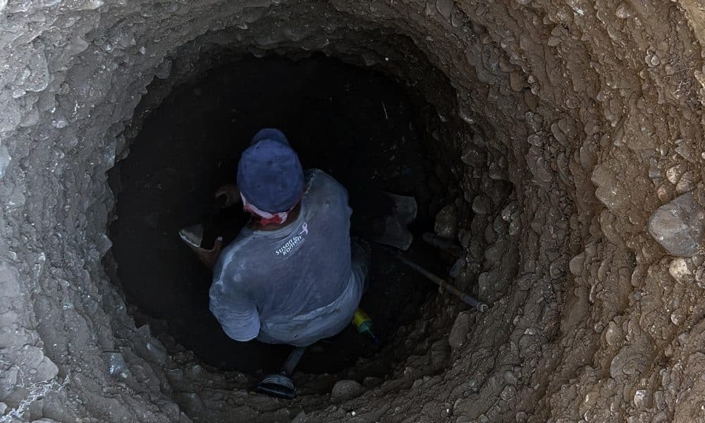 Fotografía de archivo de una persona en un pozo de agua. EFE/ Jesús Méndez