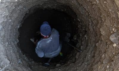 Fotografía de archivo de una persona en un pozo de agua. EFE/ Jesús Méndez