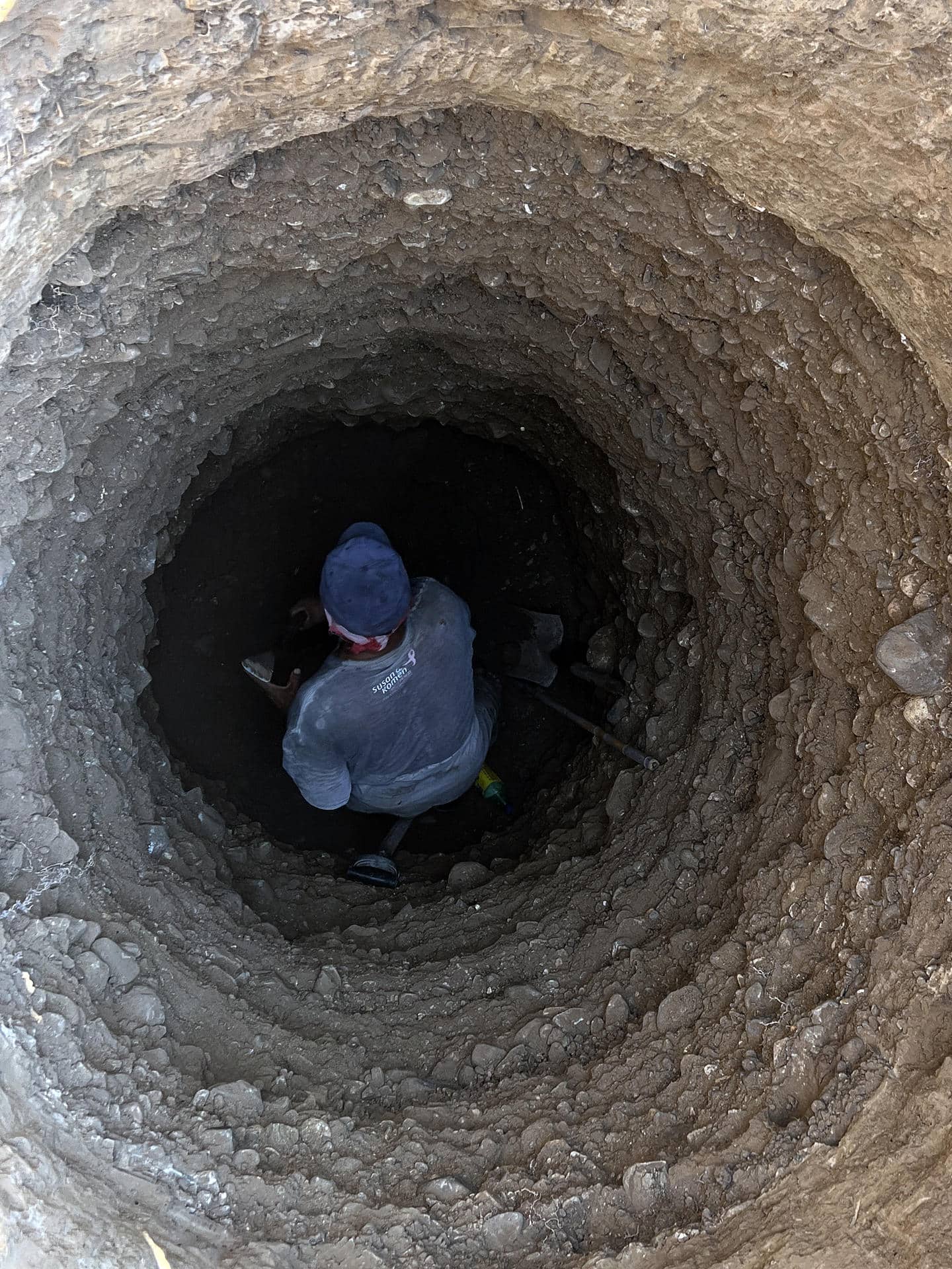 Fotografía de archivo de una persona en un pozo de agua. EFE/ Jesús Méndez