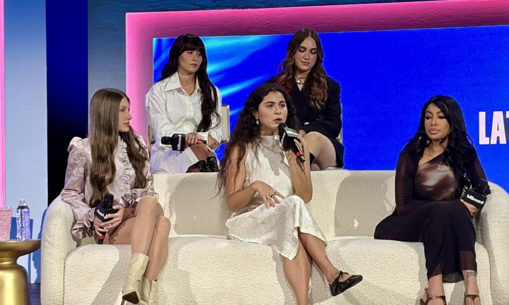 Las cantantes Aitana (i-arriba), Ela Taubert (-arriba), Yami Safdie (i-abajo), Silvana Estrada (c-abajo) y Yailín hablan durante el segundo día de la Semana de la Música Latina de Billboard este martes, en el teatro The Fillmore de Miami Beach, Florida (EE.UU.). EFE/Pedro Pablo Cortés