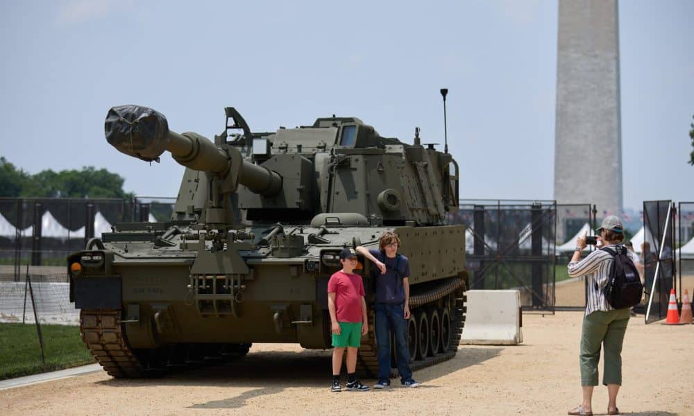 Imagen de archivo de gente que se hace una foto con un tanque del Ejército mientras se preparan los actos para la celebración del 250 aniversario del Ejército de EE.UU. en Washington, DC, EE.UU., el 13 de junio de 2025.  EFE/EPA/ALLISON DINNER 
  
  
////////// 
  
  
WASHINGTON (United States), 13/06/2025.- People take a photo with an army tank as preparations are underway for the US Army’s 250th birthday celebration in Washington, DC, USA, 13 June 2025. The US Army’s 250th birthday celebration, coinciding with US President Trump’s birthday, will be celebrated with a parade on 14 June.  EFE/EPA/ALLISON DINNER