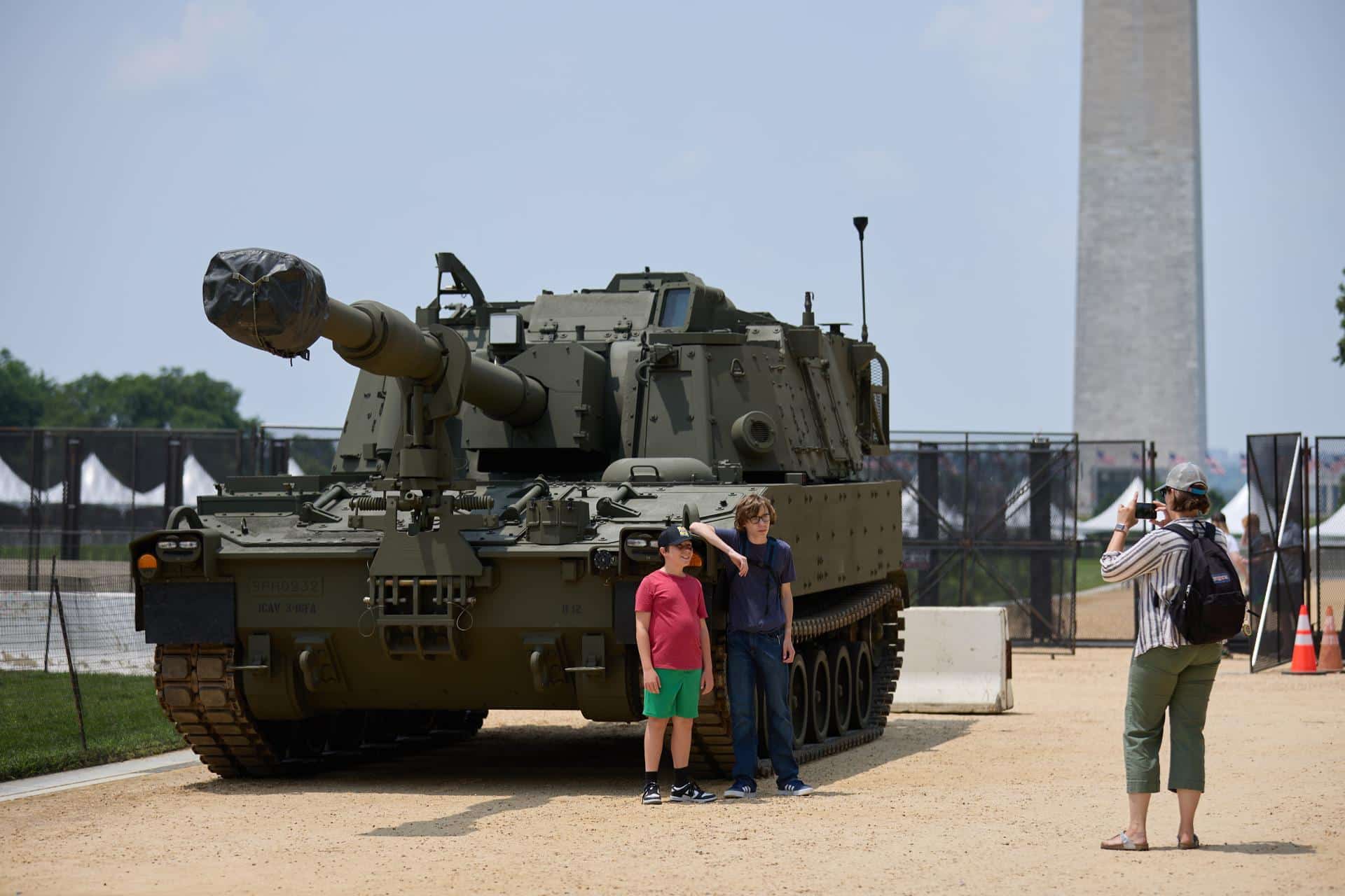 Imagen de archivo de gente que se hace una foto con un tanque del Ejército mientras se preparan los actos para la celebración del 250 aniversario del Ejército de EE.UU. en Washington, DC, EE.UU., el 13 de junio de 2025. EFE/EPA/ALLISON DINNER
//////////
WASHINGTON (United States), 13/06/2025.- People take a photo with an army tank as preparations are underway for the US Army’s 250th birthday celebration in Washington, DC, USA, 13 June 2025. The US Army’s 250th birthday celebration, coinciding with US President Trump’s birthday, will be celebrated with a parade on 14 June. EFE/EPA/ALLISON DINNER