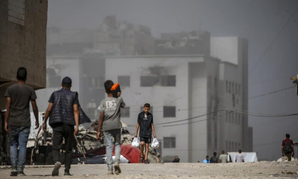 Humo se eleva tras un ataque aéreo israelí cerca del hospital Al Shifa durante una operación militar israelí en la ciudad de Gaza, Franja de Gaza, 02 de octubre de 2025. EFE/MOHAMMED SABER
 
//////////
 
Gaza City (-), 02/10/2025.- Smoke rises following an Israeli airstrike near the Al Shifa hospital during an Israeli military operation in Gaza City, Gaza Strip, 02 October 2025. More than 66,000 Palestinians have been killed in the Gaza Strip since October 2023, according to the Palestinian Ministry of Health, and about 1,200 Israelis have been killed since the launch of an Israeli military campaign in response to a cross-border attack by Hamas on 07 October 2023. EFE/EPA/MOHAMMED SABER