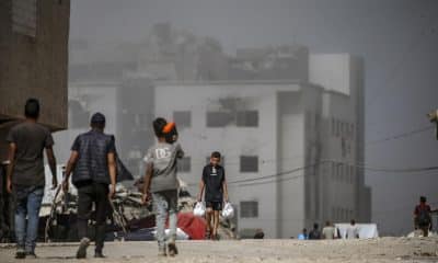 Humo se eleva tras un ataque aéreo israelí cerca del hospital Al Shifa durante una operación militar israelí en la ciudad de Gaza, Franja de Gaza, 02 de octubre de 2025. EFE/MOHAMMED SABER
 
//////////
 
Gaza City (-), 02/10/2025.- Smoke rises following an Israeli airstrike near the Al Shifa hospital during an Israeli military operation in Gaza City, Gaza Strip, 02 October 2025. More than 66,000 Palestinians have been killed in the Gaza Strip since October 2023, according to the Palestinian Ministry of Health, and about 1,200 Israelis have been killed since the launch of an Israeli military campaign in response to a cross-border attack by Hamas on 07 October 2023. EFE/EPA/MOHAMMED SABER