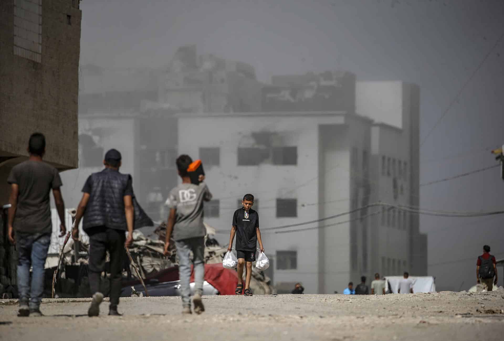 Humo se eleva tras un ataque aéreo israelí cerca del hospital Al Shifa durante una operación militar israelí en la ciudad de Gaza, Franja de Gaza, 02 de octubre de 2025. EFE/MOHAMMED SABER
 
//////////
 
Gaza City (-), 02/10/2025.- Smoke rises following an Israeli airstrike near the Al Shifa hospital during an Israeli military operation in Gaza City, Gaza Strip, 02 October 2025. More than 66,000 Palestinians have been killed in the Gaza Strip since October 2023, according to the Palestinian Ministry of Health, and about 1,200 Israelis have been killed since the launch of an Israeli military campaign in response to a cross-border attack by Hamas on 07 October 2023. EFE/EPA/MOHAMMED SABER