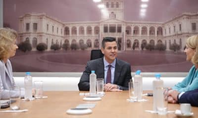 Fotografía cedida por la Presidencia de Paraguay donde se observa a su mandatario Santiago Peña (c), reunido con la diputada del Parlamento Europeo, e integrante de la Delegación para las Relaciones de Mercosur (DMER), Evelyn Regner (d), y la embajadora de la UE en Paraguay, Katja Afheldt (i), este martes en Asunción (Paraguay). EFE/ Presidencia de Paraguay