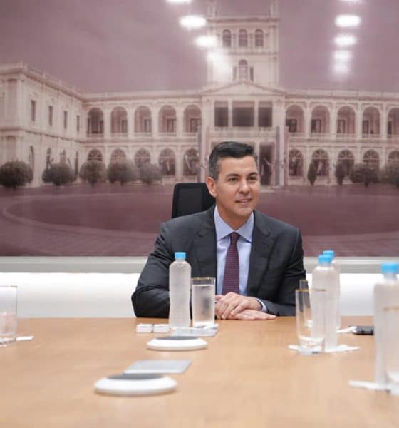 Fotografía cedida por la Presidencia de Paraguay donde se observa a su mandatario Santiago Peña (c), reunido con la diputada del Parlamento Europeo, e integrante de la Delegación para las Relaciones de Mercosur (DMER), Evelyn Regner (d), y la embajadora de la UE en Paraguay, Katja Afheldt (i), este martes en Asunción (Paraguay). EFE/ Presidencia de Paraguay