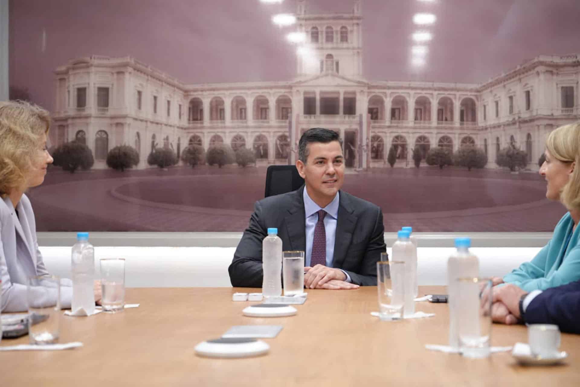 Fotografía cedida por la Presidencia de Paraguay donde se observa a su mandatario Santiago Peña (c), reunido con la diputada del Parlamento Europeo, e integrante de la Delegación para las Relaciones de Mercosur (DMER), Evelyn Regner (d), y la embajadora de la UE en Paraguay, Katja Afheldt (i), este martes en Asunción (Paraguay). EFE/ Presidencia de Paraguay