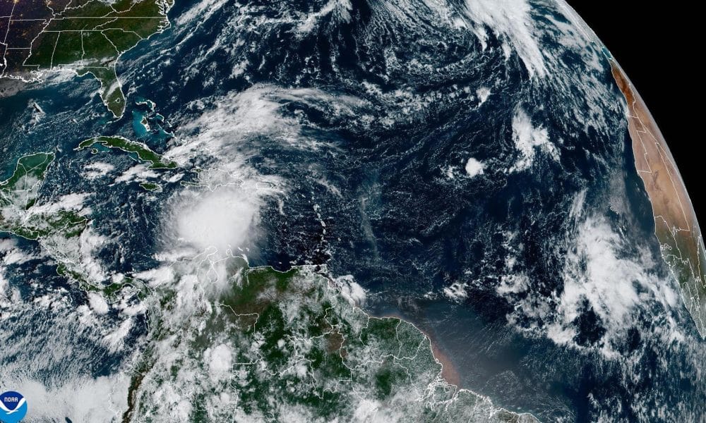 Fotografía satelital cedida este miércoles por la Oficina Nacional de Administración Oceánica y Atmosférica de Estados Unidos (NOAA), a través del Centro Nacional de Huracanes (NHC), donde se muestra la localización de la tormenta tropical Melissa cerca del Caribe. EFE/ Oficina Nacional De Administración Oceánica Y Atmosférica De Estados Unidos /SOLO USO EDITORIAL/NO VENTAS/SOLO DISPONIBLE PARA ILUSTRAR LA NOTICIA QUE ACOMPAÑA (CRÉDITO OBLIGATORIO)