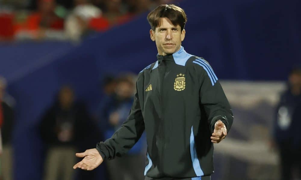 El seleccionador de Argentina, Diego Placente, parece no encontrar explicación a la derrota de su equipo ante Marruecos en la final del Mundial sub-20 de Chile. EFE/ Elvis González