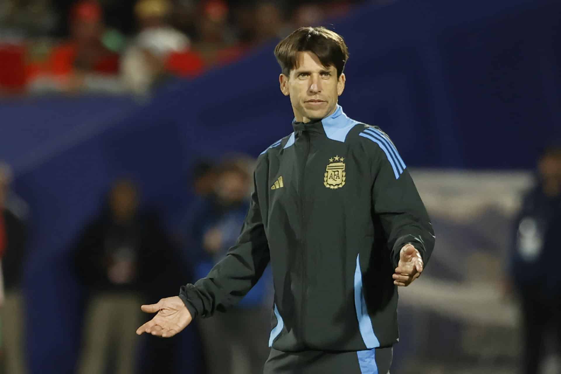 El seleccionador de Argentina, Diego Placente, parece no encontrar explicación a la derrota de su equipo ante Marruecos en la final del Mundial sub-20 de Chile. EFE/ Elvis González