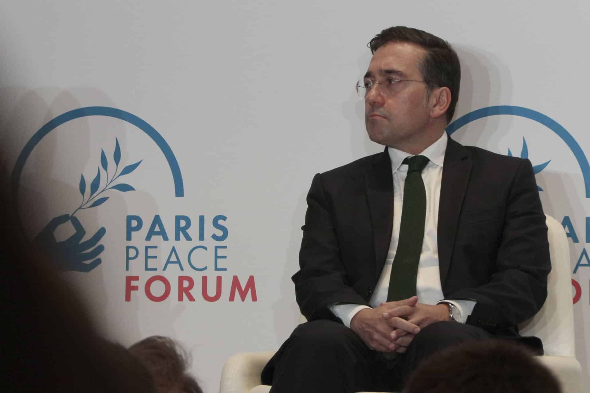 El ministro de Asuntos Exteriores, UE y Cooperación de España, José Manuel Albares, participa este jueves en el Foro de París por la Paz en el panel sobre Derecho internacional humanitario. EFE/ Edgar Sapiña