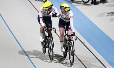 Madelaine Leech (i) y Katie Archibald, de Gran Bretaña, celebran su triunfo en la prueba Madison en el Campeonato del Mundo de Ciclismo en Pista, en Santiago (Chile). EFE/Osvaldo Villarroel