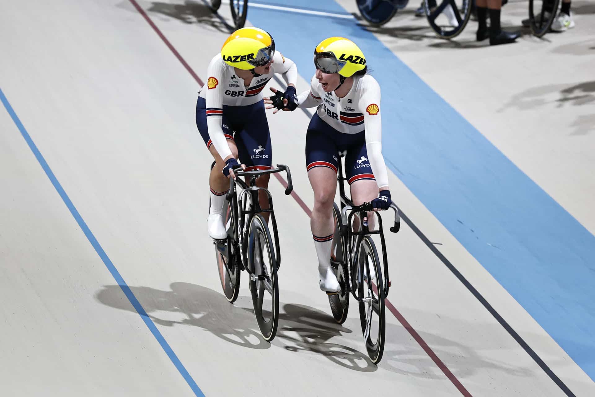 Madelaine Leech (i) y Katie Archibald, de Gran Bretaña, celebran su triunfo en la prueba Madison en el Campeonato del Mundo de Ciclismo en Pista, en Santiago (Chile). EFE/Osvaldo Villarroel