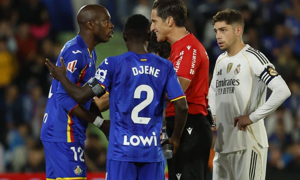 El defensa camerunés del Getafe, Allan Nyom (i), protesta al colegiado Munuera Montero tras ser expulsado durante el partido de la jornada 9 de LaLiga EA Sports que Getafe y Real Madrid disputaron en el Coliseum, en Getafe (Comunidad de Madrid). EFE/Mariscal.