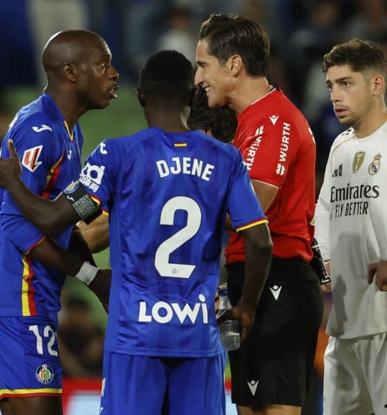 El defensa camerunés del Getafe, Allan Nyom (i), protesta al colegiado Munuera Montero tras ser expulsado durante el partido de la jornada 9 de LaLiga EA Sports que Getafe y Real Madrid disputaron en el Coliseum, en Getafe (Comunidad de Madrid). EFE/Mariscal.