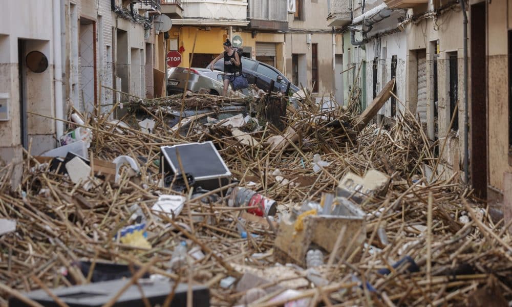 Una mujer camina tras la dana entre los escombros acumulados en una calle de Paiporta, Valencia, el 30 de octubre de 2024, en una fotografía de archivo. EFE/ Manu Bruque