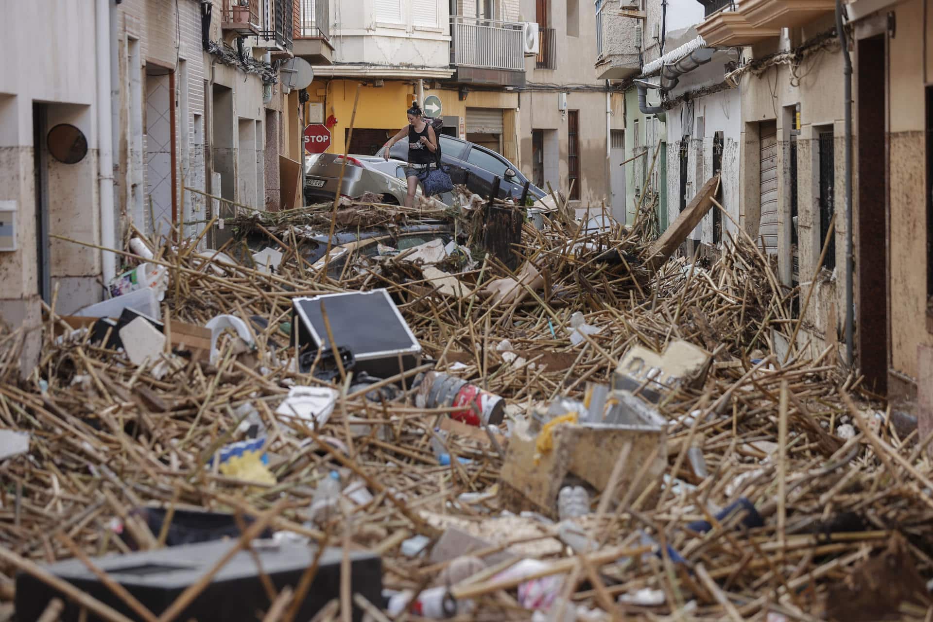 Una mujer camina tras la dana entre los escombros acumulados en una calle de Paiporta, Valencia, el 30 de octubre de 2024, en una fotografía de archivo. EFE/ Manu Bruque