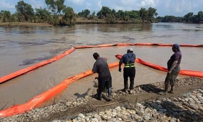 Fotografía cedida este martes, por la Secretaría de Medio Ambiente y Recursos Naturales, de trabajadores en las orillas del río Pantepec en el municipio Álamo Temapache en Veracruz (México). EFE/Secretaría de Medio Ambiente y Recursos Naturales /SOLO USO EDITORIAL/NO VENTAS/SOLO DISPONIBLE PARA ILUSTRAR LA NOTICIA QUE ACOMPAÑA (CRÉDITO OBLIGATORIO)