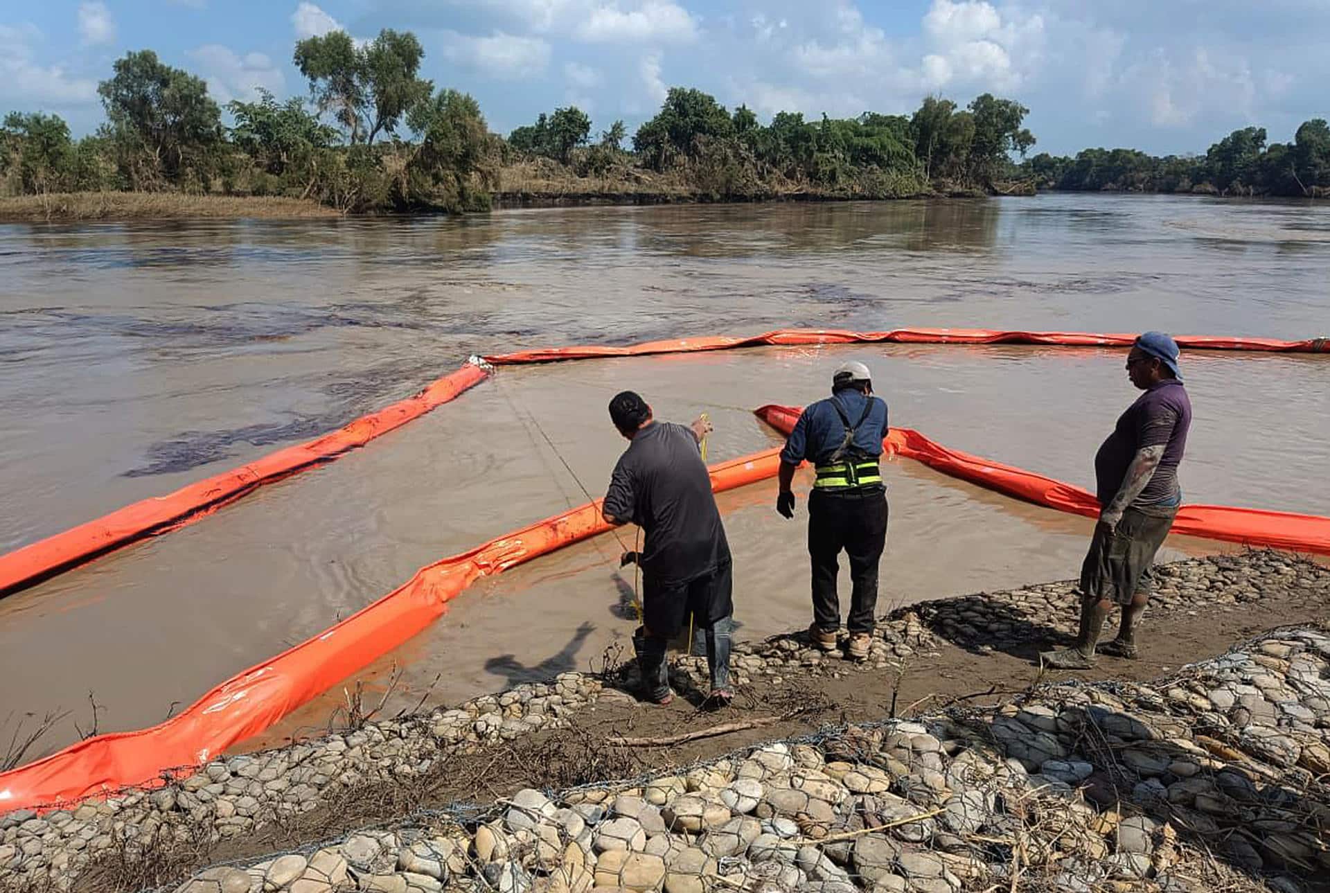 Fotografía cedida este martes, por la Secretaría de Medio Ambiente y Recursos Naturales, de trabajadores en las orillas del río Pantepec en el municipio Álamo Temapache en Veracruz (México). EFE/Secretaría de Medio Ambiente y Recursos Naturales /SOLO USO EDITORIAL/NO VENTAS/SOLO DISPONIBLE PARA ILUSTRAR LA NOTICIA QUE ACOMPAÑA (CRÉDITO OBLIGATORIO)