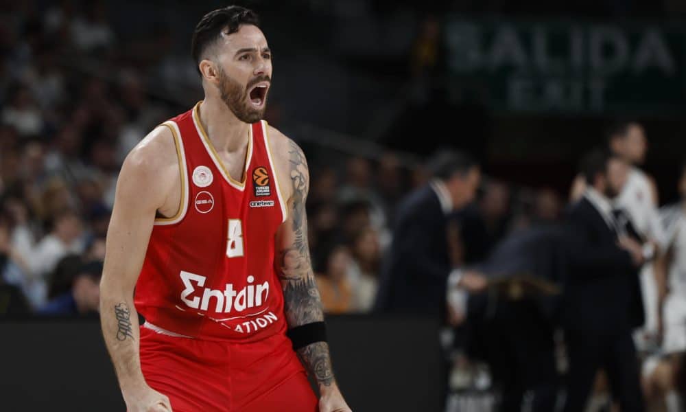 Fotografía de Sergio Pérez, en la que puede verse en una imagen de archivo del 1 de mayo de 2025 al argentino Luca Vildoza, entonces jugador del Olympiacos, durante un partido. EFE