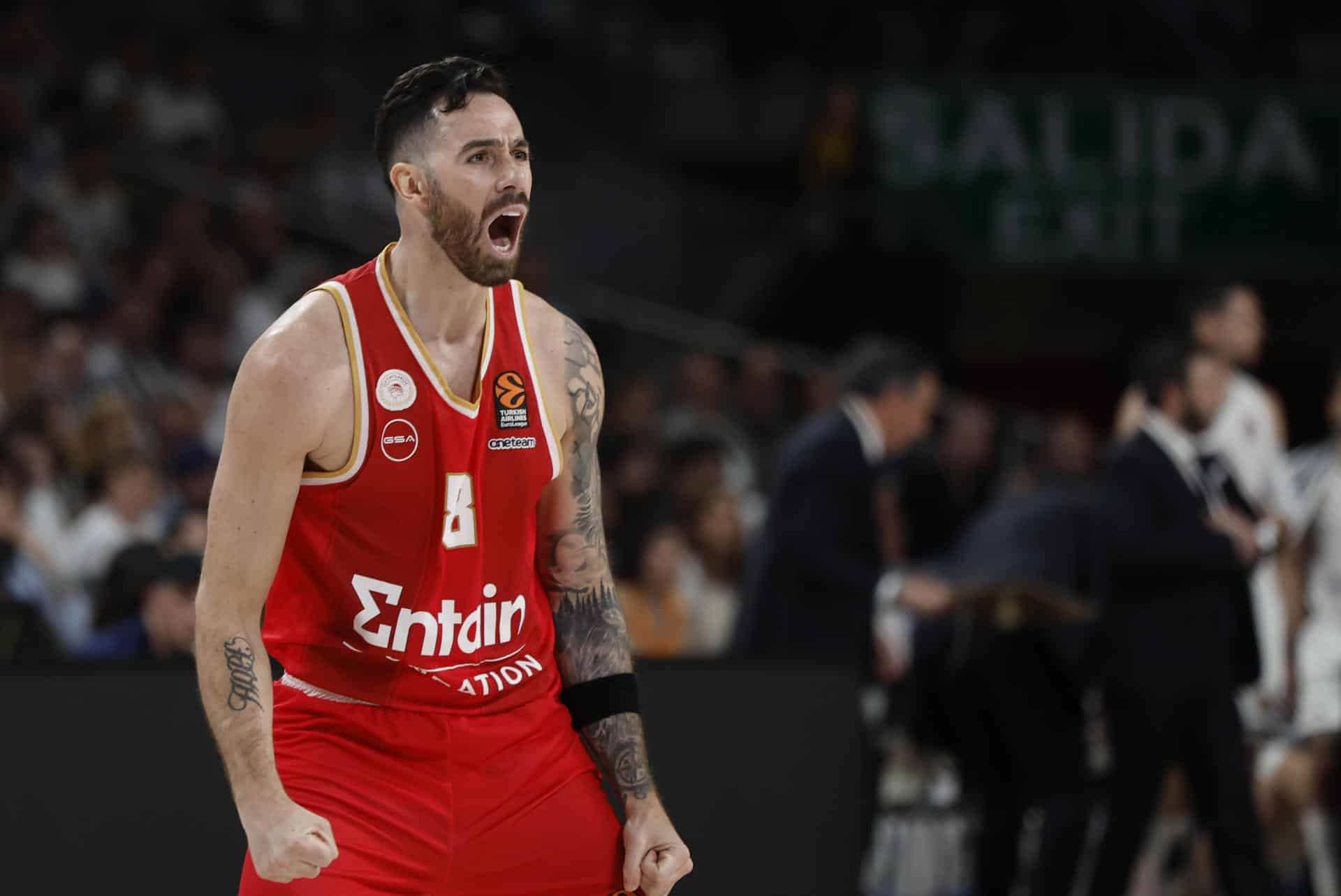 Fotografía de Sergio Pérez, en la que puede verse en una imagen de archivo del 1 de mayo de 2025 al argentino Luca Vildoza, entonces jugador del Olympiacos, durante un partido. EFE