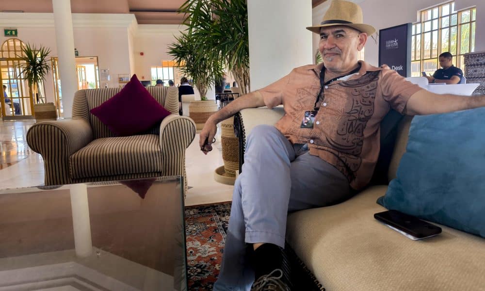 El galardonado realizador gazatí Rashid Masharawi, en una entrevista con EFE este jueves en el festival de cine de El Gouna, del que es jurado. EFE/ Isaac J. Martín