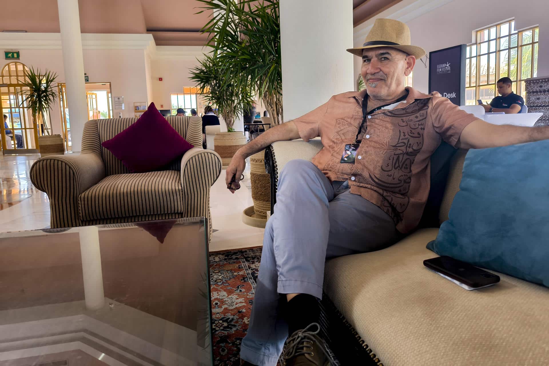 El galardonado realizador gazatí Rashid Masharawi, en una entrevista con EFE este jueves en el festival de cine de El Gouna, del que es jurado. EFE/ Isaac J. Martín