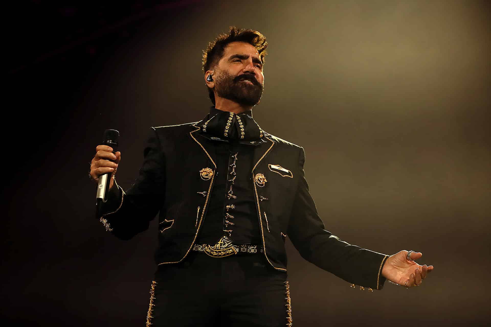 El cantante mexicano Alejandro Fernández durante un concierto este sábado, en Ciudad de México (México). EFE/ Mario Guzmán