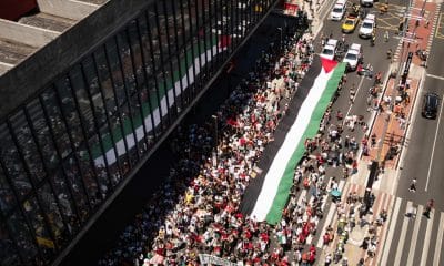 Personas se manifiestan durante una marcha para pedir el fin de la ofensiva israelí en Gaza este domingo, en la Avenida Paulista en São Paulo (Brasil). EFE/Isaac Fontana