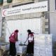 Fotografía del 16 de octubre de voluntarios de la Media Luna Roja preparando ayuda humanitaria para la Franja de Gaza en un centro logístico de la Media Luna Roja Egipcia (ERC) en Arish, en la gobernación del Sinaí del Norte, Egipto. EFE/EPA/STRINGER