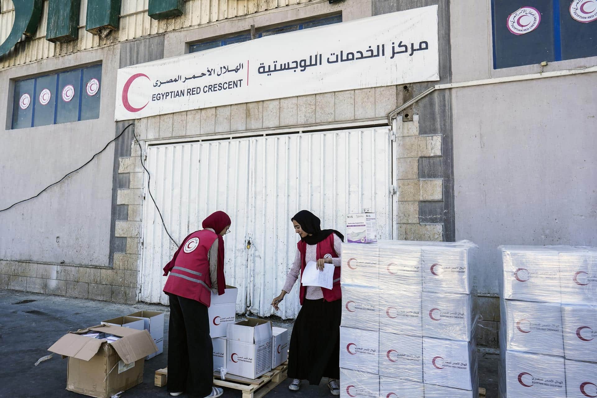 Fotografía del 16 de octubre de voluntarios de la Media Luna Roja preparando ayuda humanitaria para la Franja de Gaza en un centro logístico de la Media Luna Roja Egipcia (ERC) en Arish, en la gobernación del Sinaí del Norte, Egipto. EFE/EPA/STRINGER