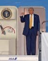 El presidente de EE.UU. Donald Trump desciende del Air Force One a su llegada al aeropuerto internacional de Haneda en Tokio, Japón, el 27 de octubre de 2025. El presidente está de visita durante tres días, que incluye reuniones con el recién elegido primer ministro de Japón, Sanae Takaichi, y el emperador Naruhito, con el objetivo de reafirmar la alianza entre Japón y EE.UU. (Japón, Tokio) EFE/EPA/JIJI PRESS JAPAN OUT EDITORIAL USE ONLY/