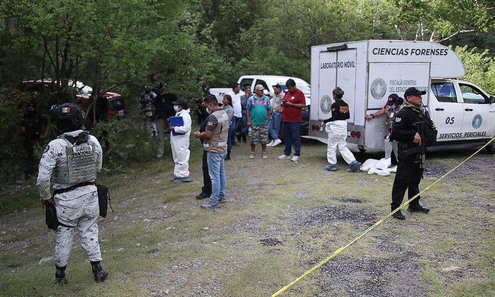 Integrantes de la Guardia Nacional y de la Policía Municipal custodian la zona donde se localizó el cuerpo sin vida del sacerdote mexicano Bertoldo Pantaleón Estrada, este lunes en el municipio Eduardo Neri, en Guerrero (México). EFE/ José Luis de la Cruz