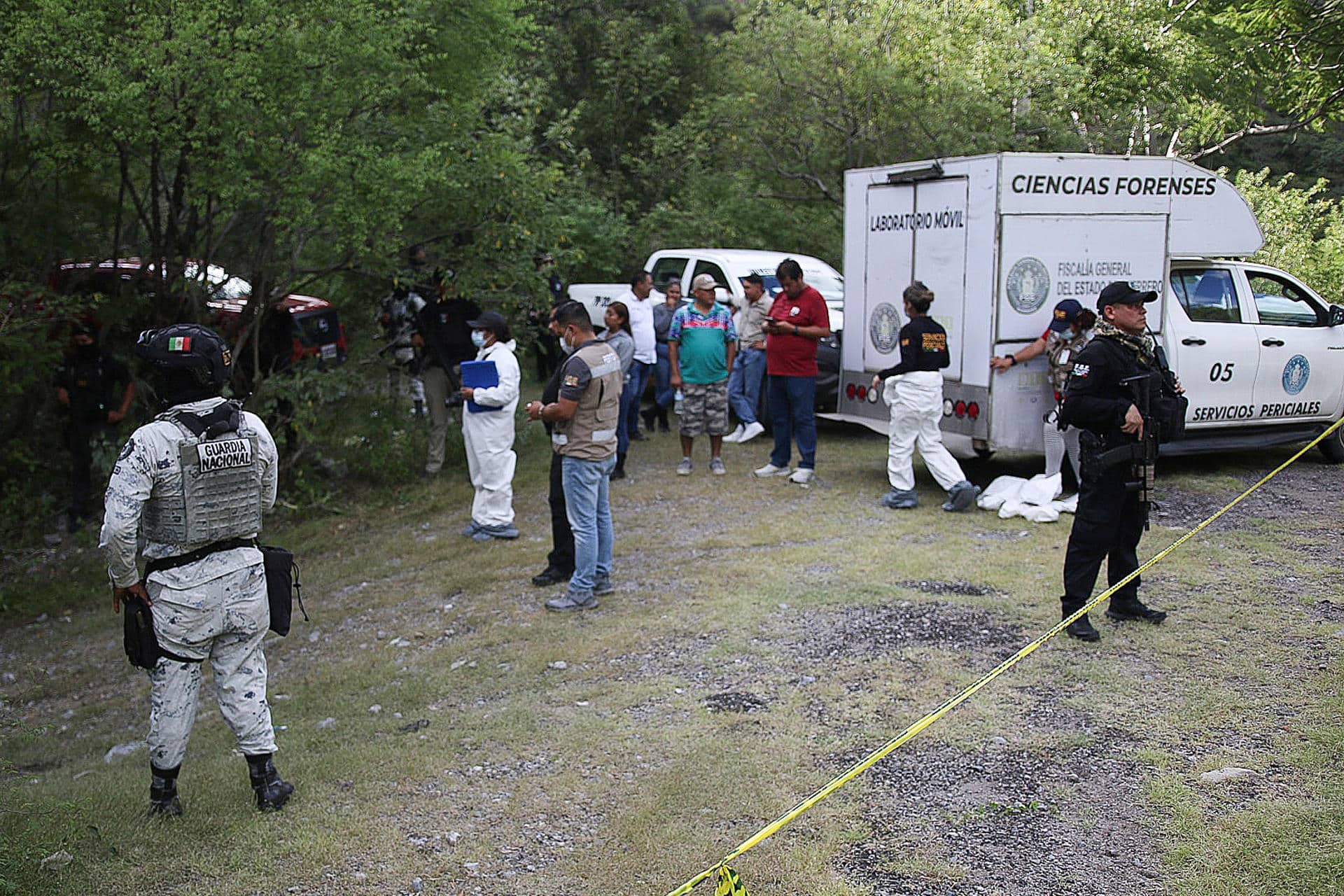 Integrantes de la Guardia Nacional y de la Policía Municipal custodian la zona donde se localizó el cuerpo sin vida del sacerdote mexicano Bertoldo Pantaleón Estrada, este lunes en el municipio Eduardo Neri, en Guerrero (México). EFE/ José Luis de la Cruz