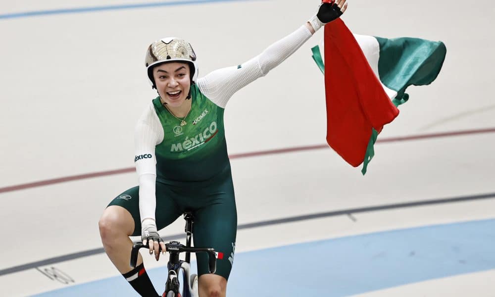 AME2044. SANTIAGO (CHILE), 26/10/2025.- Yareli Acevedo de México celebra al ganar en la carrera por puntos femenina este domingo, en el Campeonato del Mundo de Ciclismo de Pista, en Santiago (Chile). EFE/ Osvaldo Villarroel