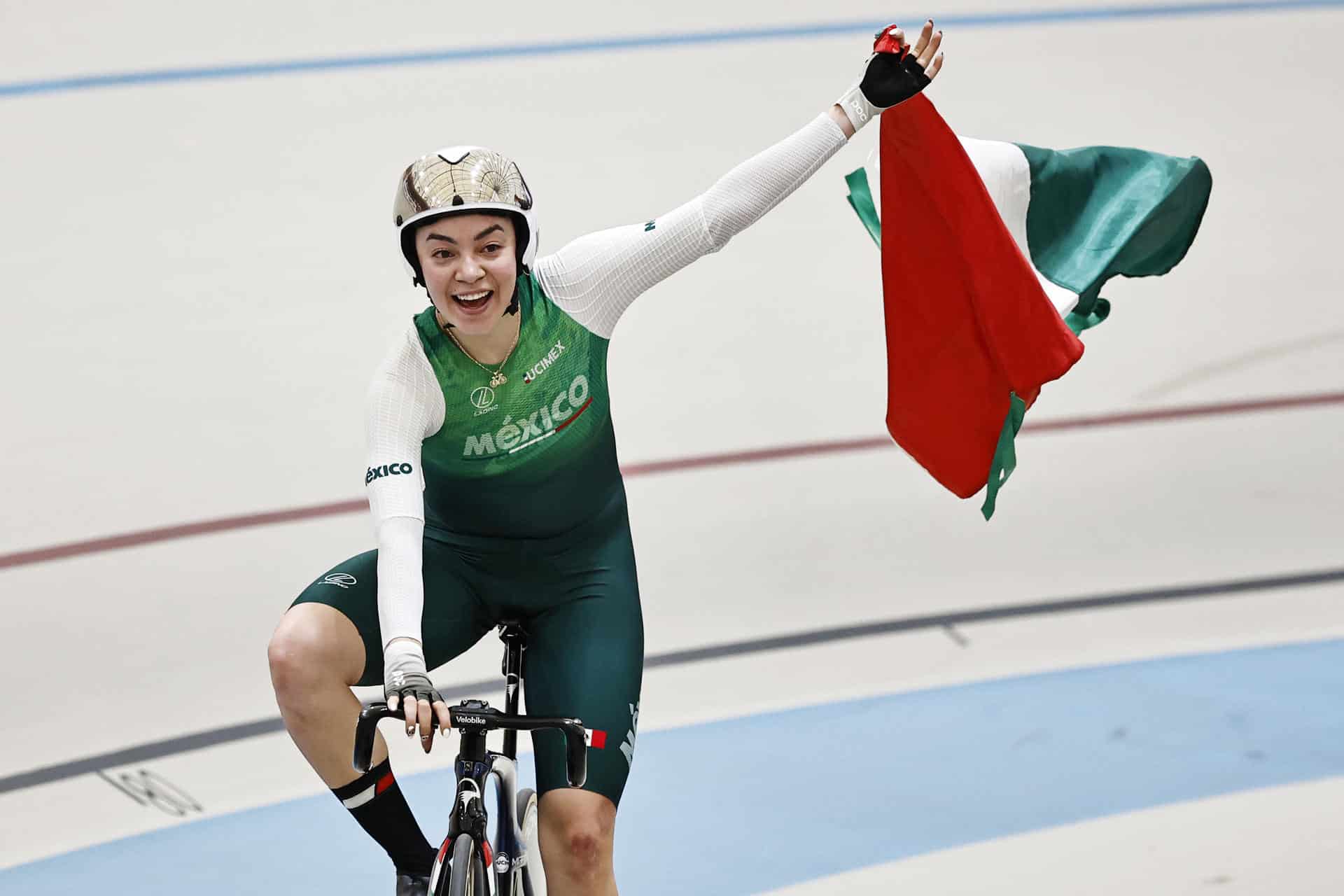 AME2044. SANTIAGO (CHILE), 26/10/2025.- Yareli Acevedo de México celebra al ganar en la carrera por puntos femenina este domingo, en el Campeonato del Mundo de Ciclismo de Pista, en Santiago (Chile). EFE/ Osvaldo Villarroel