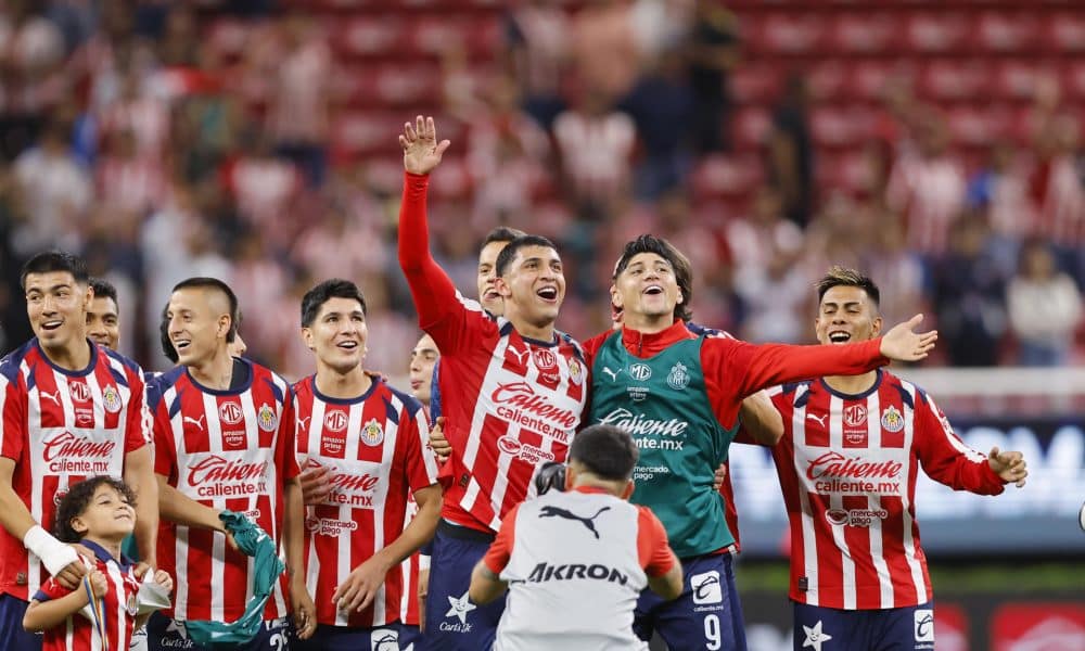 Jugadores de Guadalajara celebran su triunfo este sábado al finalizar un partido de la Liga MX frente al Atlas en el Estadio Akron (México). EFE/ Francisco Guasco