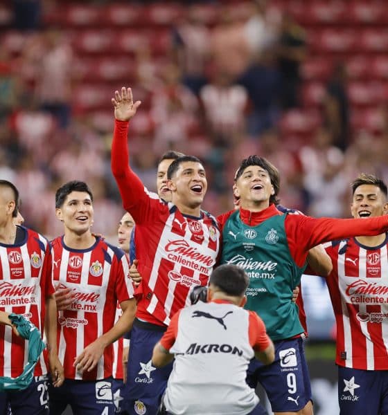Jugadores de Guadalajara celebran su triunfo este sábado al finalizar un partido de la Liga MX frente al Atlas en el Estadio Akron (México). EFE/ Francisco Guasco