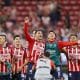 Jugadores de Guadalajara celebran su triunfo este sábado al finalizar un partido de la Liga MX frente al Atlas en el Estadio Akron (México). EFE/ Francisco Guasco