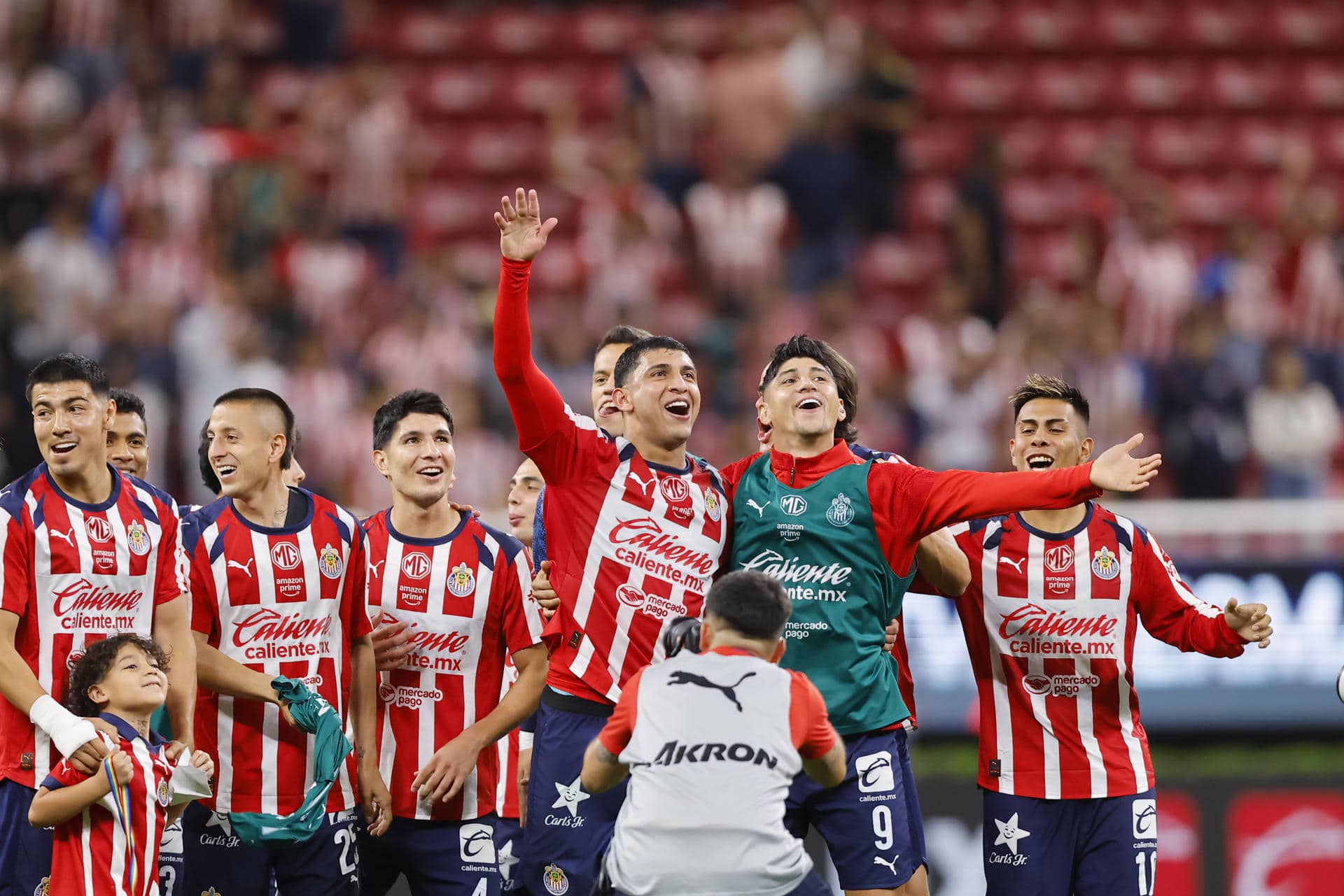 Jugadores de Guadalajara celebran su triunfo este sábado al finalizar un partido de la Liga MX frente al Atlas en el Estadio Akron (México). EFE/ Francisco Guasco