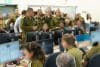 El jefe del Estado Mayor General israelí, el teniente general Eyal Zamir (i), comanda la Operación "Retorno a Casa" este lunes desde la Sala de Situación del Cuartel General de Rehenes y Personas Desaparecidas. Los siete primeros rehenes vivos liberados por Hamás este lunes ya están en territorio israelí, informó el Ejército de Israel en un comunicado. EFE/ Ejército de Israel SOLO USO EDITORIAL/SOLO DISPONIBLE PARA ILUSTRAR LA NOTICIA QUE ACOMPAÑA (CRÉDITO OBLIGATORIO)
