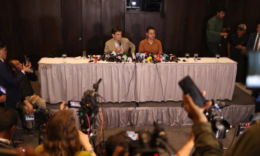 El ganador de la segunda vuelta presidencial de Bolivia, el centrista Rodrigo Paz (i), junto con su compañero de fórmula, Edman Lara, participa en su primera rueda de prensa este 20 de octubre de 2025, en La Paz (Bolivia). EFE/Luis Gandarillas