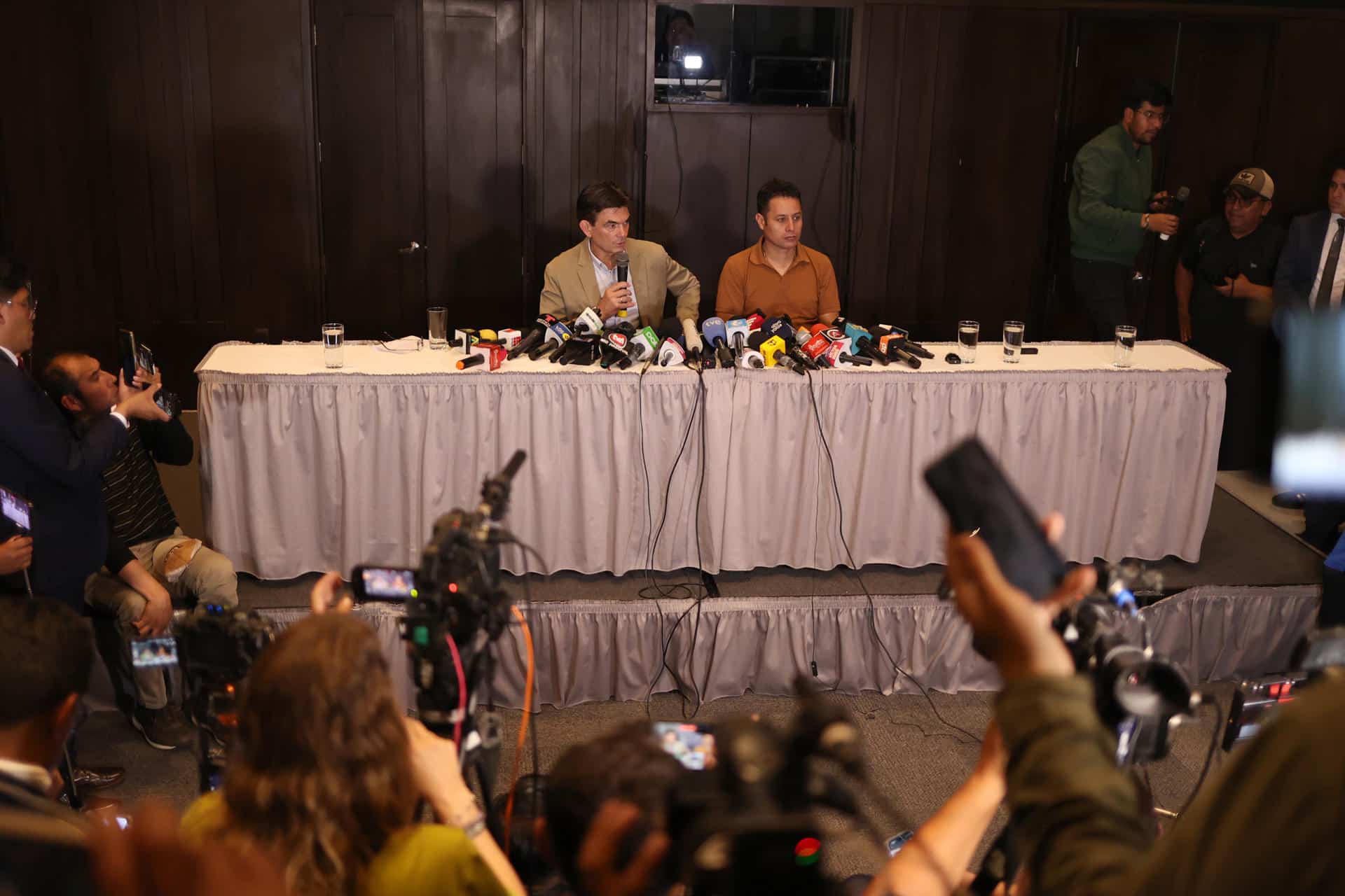 El ganador de la segunda vuelta presidencial de Bolivia, el centrista Rodrigo Paz (i), junto con su compañero de fórmula, Edman Lara, participa en su primera rueda de prensa este 20 de octubre de 2025, en La Paz (Bolivia). EFE/Luis Gandarillas