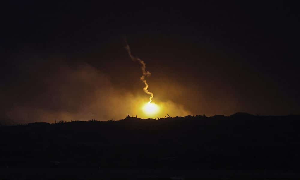 Un cohete lanzado por el ejército israelí sobre la parte norte de Gaza visto desde Kfar Aza, en el sur de Israel, el 29 de octubre de 2025. EFE/EPA/ATEF SAFADI