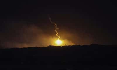 Un cohete lanzado por el ejército israelí sobre la parte norte de Gaza visto desde Kfar Aza, en el sur de Israel, el 29 de octubre de 2025. EFE/EPA/ATEF SAFADI