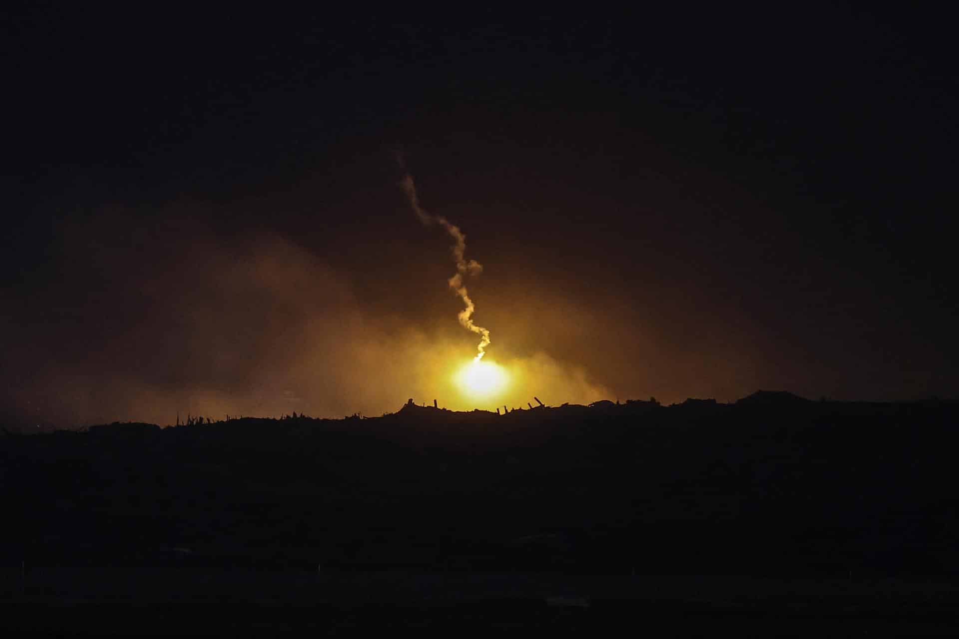 Un cohete lanzado por el ejército israelí sobre la parte norte de Gaza visto desde Kfar Aza, en el sur de Israel, el 29 de octubre de 2025. EFE/EPA/ATEF SAFADI