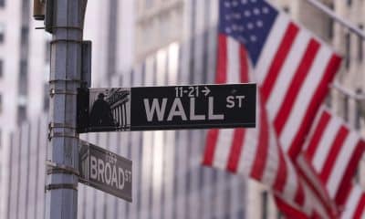 Un cartel señala Wall Street cerca de la Bolsa de Valores de Nueva York, en Nueva York, Estados Unidos. EFE/SARAH YENESEL