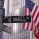 Un cartel señala Wall Street cerca de la Bolsa de Valores de Nueva York, en Nueva York, Estados Unidos. EFE/SARAH YENESEL
