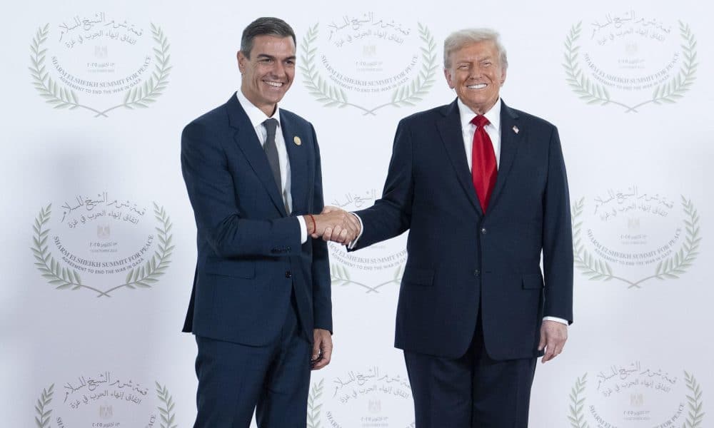 El presidente del Gobierno, Pedro Sánchez (i), posa junto al presidente estadounidense, Donald Trump, durante la ceremonia de firma del Plan de Paz para Oriente Próximo, en Sharm El-Sheij (Egipto), el 13 de octubre de 2025. EFE/ Borja Puig De La Bellacasa/SÓLO USO EDITORIAL/SÓLO DISPONIBLE PARA ILUSTRAR LA NOTICIA QUE ACOMPAÑA (CRÉDITO OBLIGATORIO)